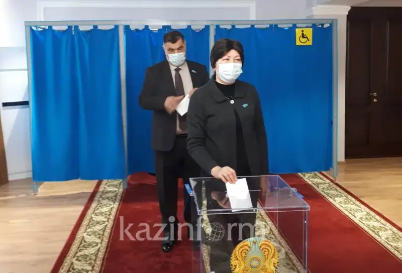 Batys Qazaqstanda tańdaýshylar daýys berip jatyr