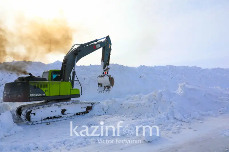 Снежные туннели высотой до 2 метров: в Абайской области борются с последствиями непогоды