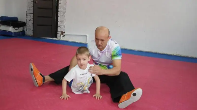 Sal aýrýyna shaldyqqan kishkentaı qaraǵandylyq adaptıvti taekvondoynyń arqasynda júre bastady