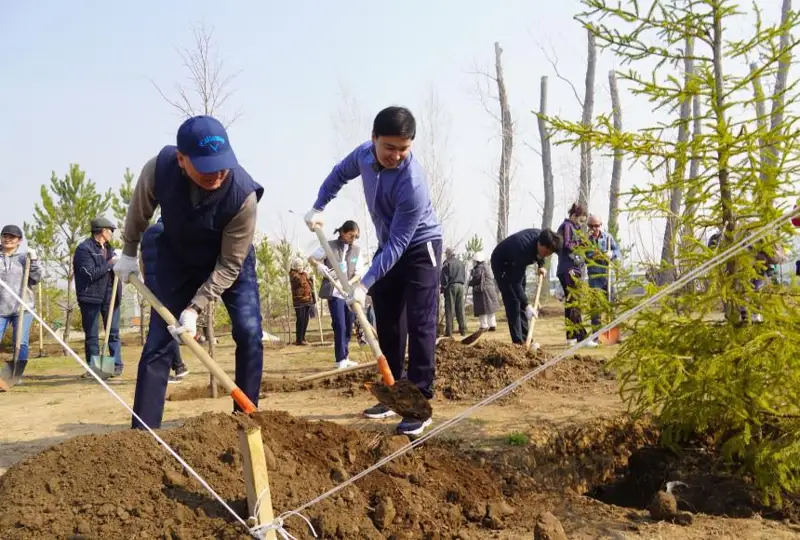Около 12,5 тысяч жителей столичного района Сарыарка вышли на субботник