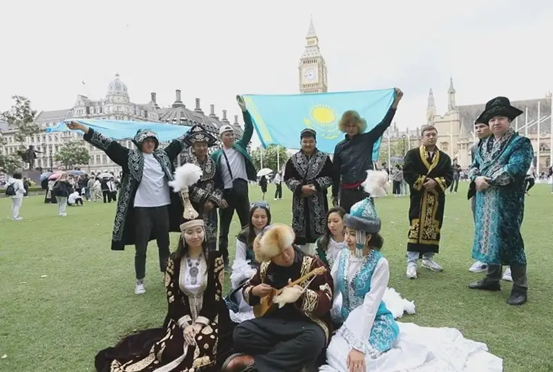 London qazaqtary Bıg-Ben aldyna kúı tartty