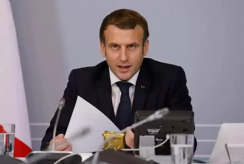 Франция Президенти пенсия ислоҳоти тўғрисидаги қонунни имзолади