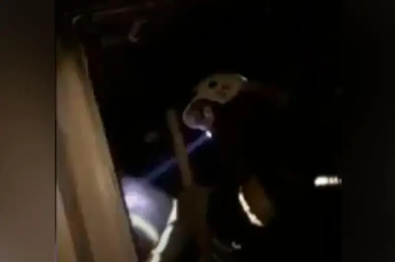 Qaraǵandy polıtseıleri janyp jatqan úıden gaz ballonyn alyp shyqty