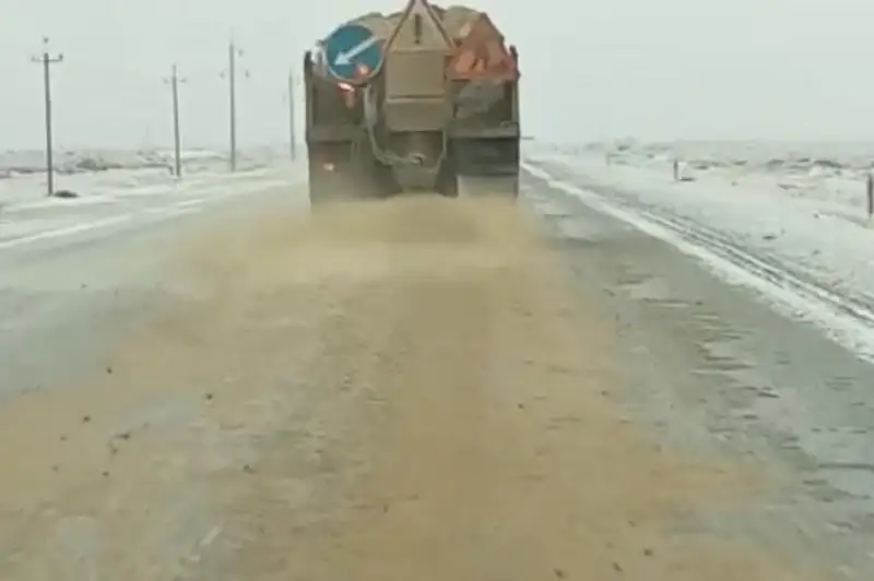 Дорожники усиленно ведут борьбу с гололедом на автотрассах южных регионов РК