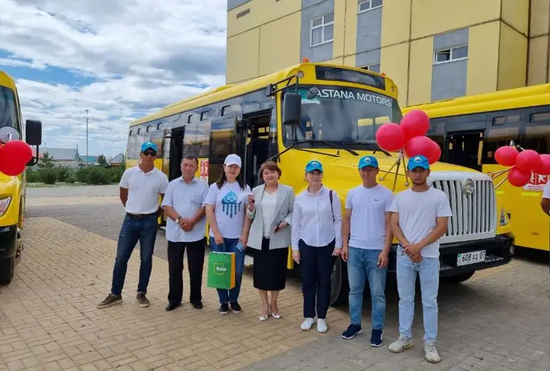 Школам Уральска переданы новые автобусы