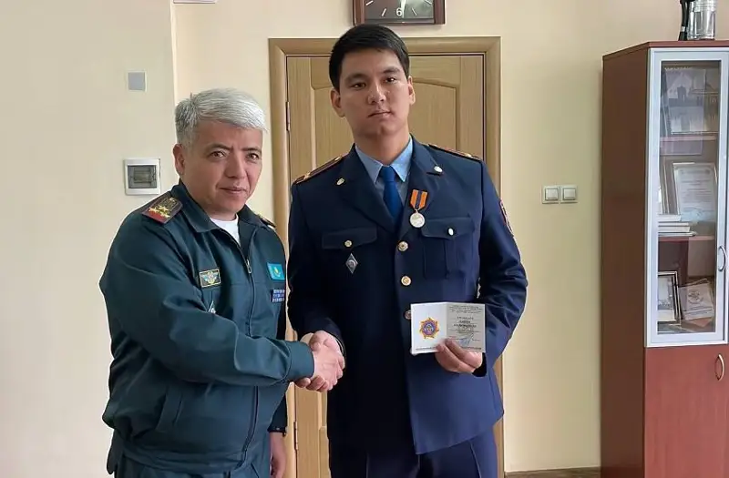 Лейтенанта Кайрата Турлыбаева наградили в Таразе за спасение детей