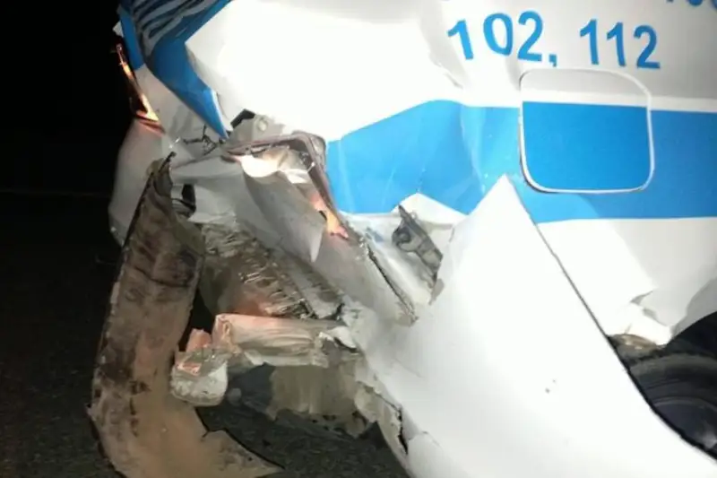 Уснувший водитель такси столкнулся с патрульной машиной в Павлодарской области