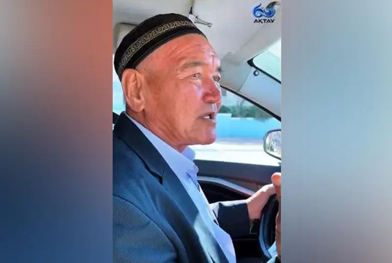 اقتاۋلىق تاكسيست جولاۋشىلارىنا ءان ايتىپ بەرەدى - ۆيدەو