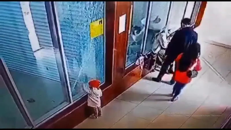 Shymkent zoobaǵynda kishkentaı qyz maımyl turatyn volerdiń áınegin taspen uryp syndyrǵan