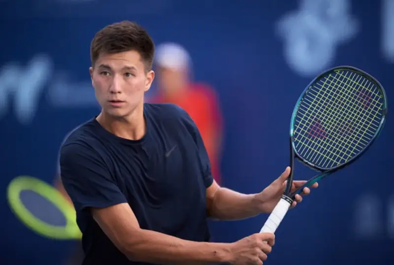 Теннисист Бейбит Жукаев с разгромным счетом выиграл матч в Лионе