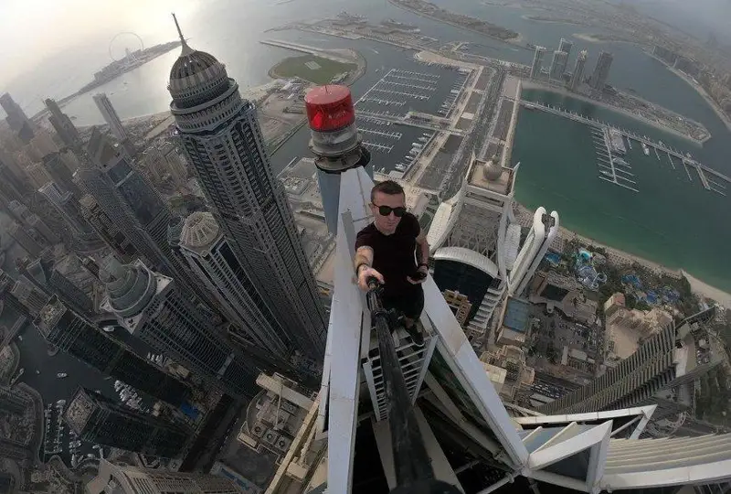 В Гонконге любитель острых ощущений сорвался с высоты 68-го этажа