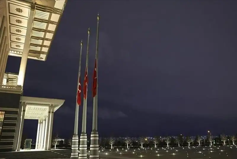 تۇركيانىڭ بارلىق اۋماعىندا مەملەكەتتىك تۋلار جارتىلاي ءتۇسىرىلدى