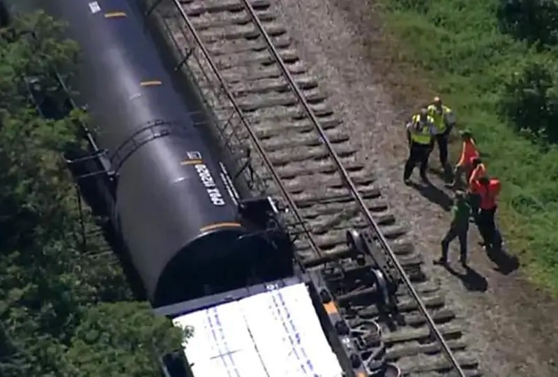 Поезд с цистернами пропана сошел с рельсов во Флориде
