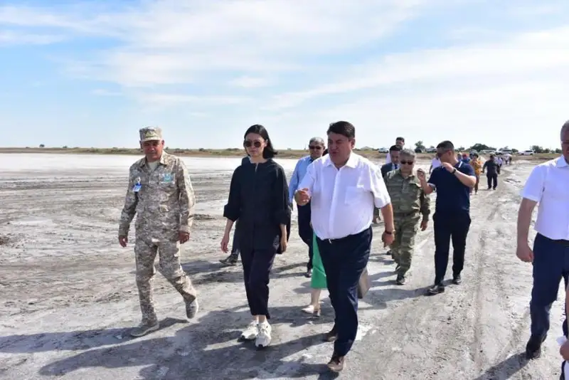 Представители Минэкологии посетили розовое озеро Коряковка в Павлодарской области