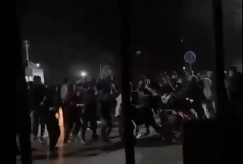 الماتىدا ستۋدەنتتەردىڭ جاپپاي توبەلەسى ۆيدەوعا ءتۇسىپ قالدى