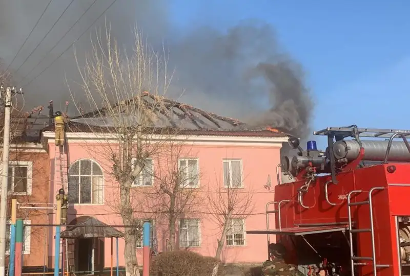 Ekibastuzda eki qabatty úıdiń shatyry janyp ketti, órt sóndirildi