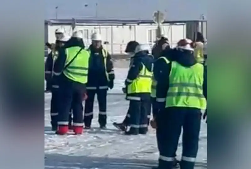 Teńiz ken ornyndaǵy jumysshylar bir rettik syıaqyǵa qatysty túsinik berýdi talap etti