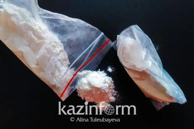 Almatydaǵy jer úılerdiń birinen 2 tonnaǵa jýyq esirtki prekýrsory tárkilendi