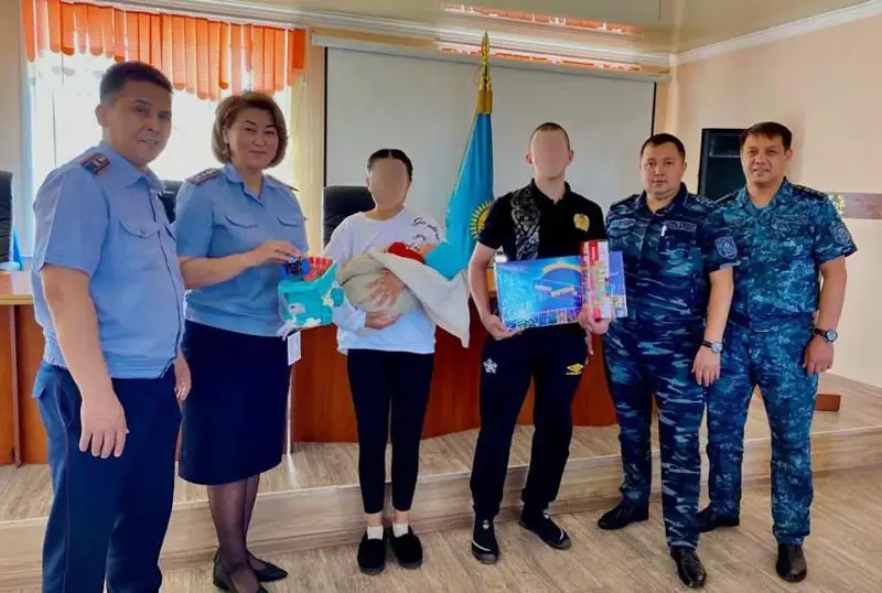 Грудного ребенка, находящегося в СИЗО Караганды, поздравили сотрудники УИС