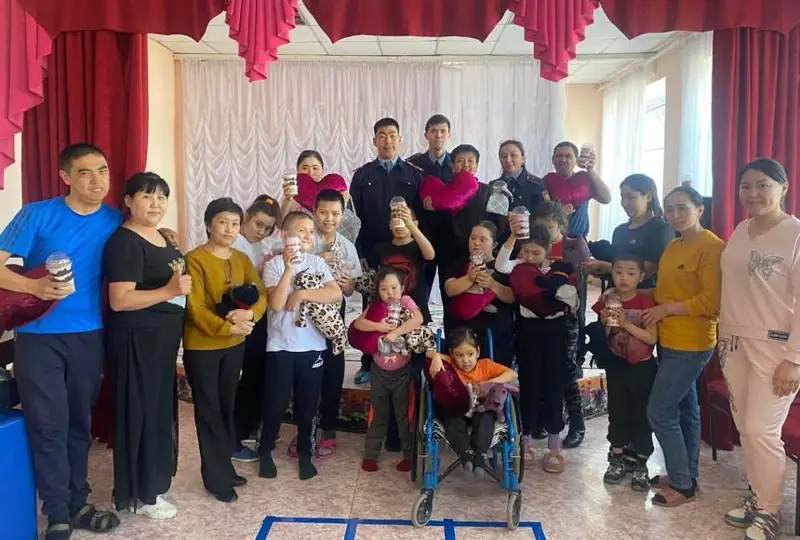 Сотрудники ДУИС Абайской области поздравили детей с ограниченными возможностями с праздником