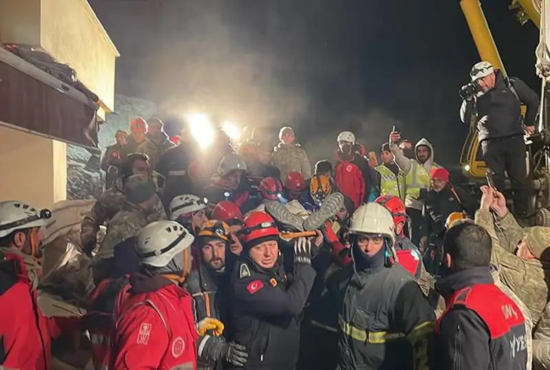 Число жертв землетрясений в Турции превысило 17 тысяч, более 70 тысяч ранены