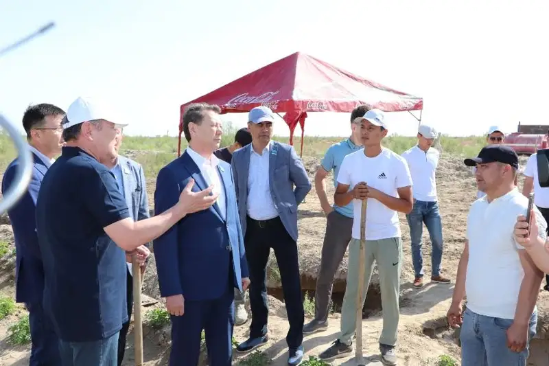 Májilis depýtattary aýyl jastarynan qurylǵan eńbek brıgadasymen kezdesti