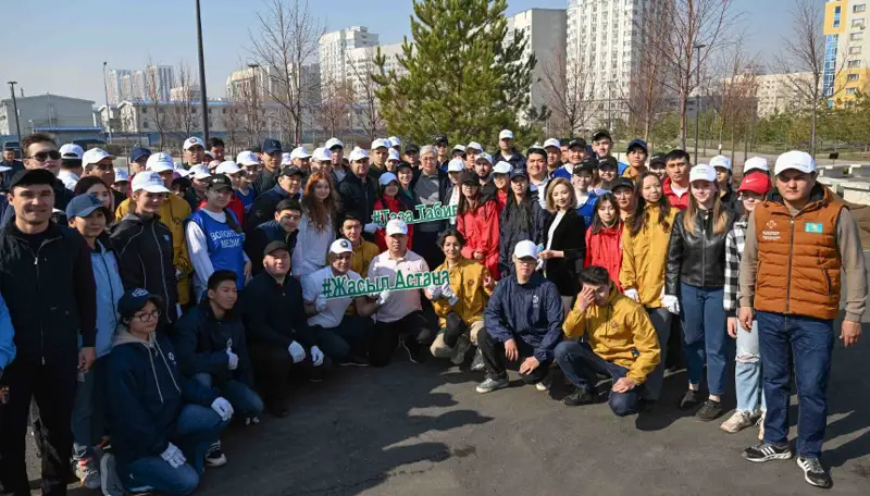 Қасым-Жомарт Тоқаев елордада сенбілікке қатысып, жастармен бірге ағаш отырғызды