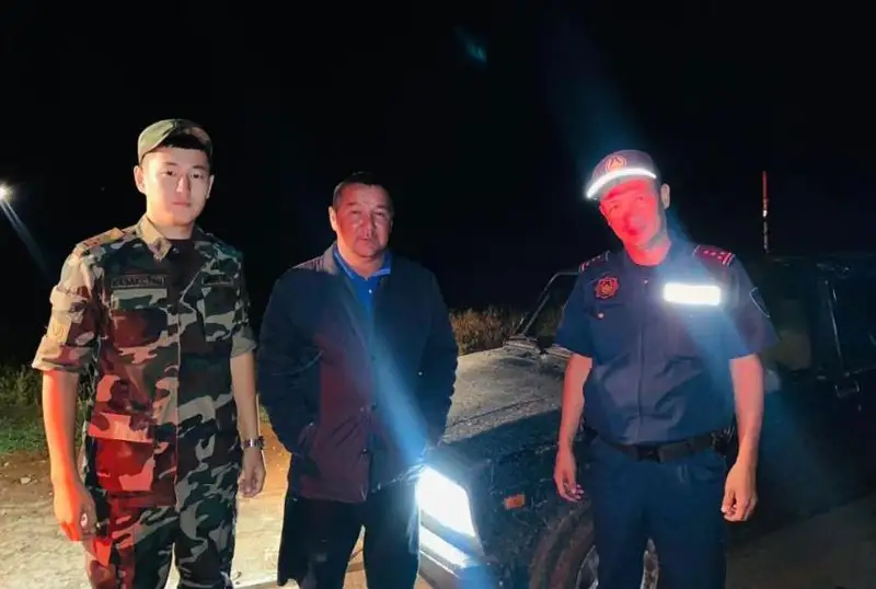 Людей из застрявшей в грязи машины спасли в Костанайской области