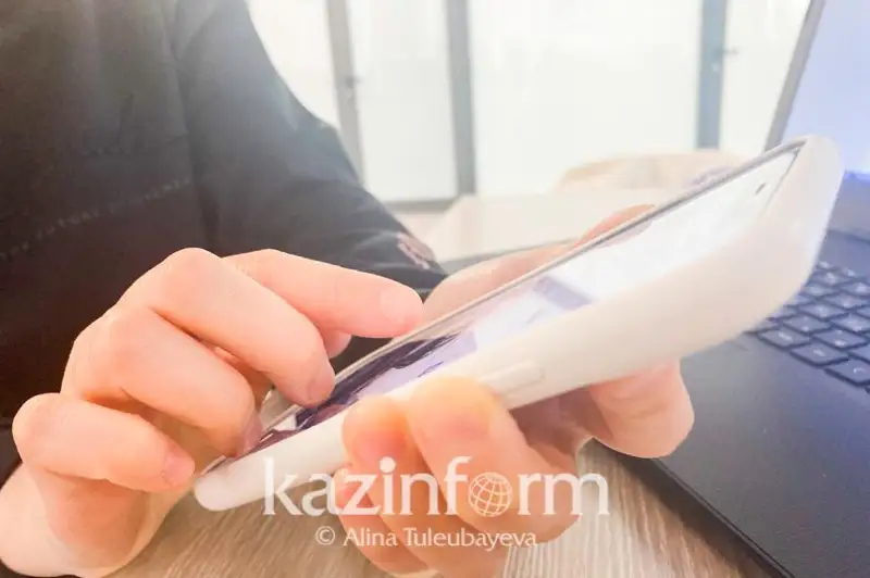 Oqýlyqtar mobıldik gadjette qoljetimdi bolýy tıis – Úkimet basshysy