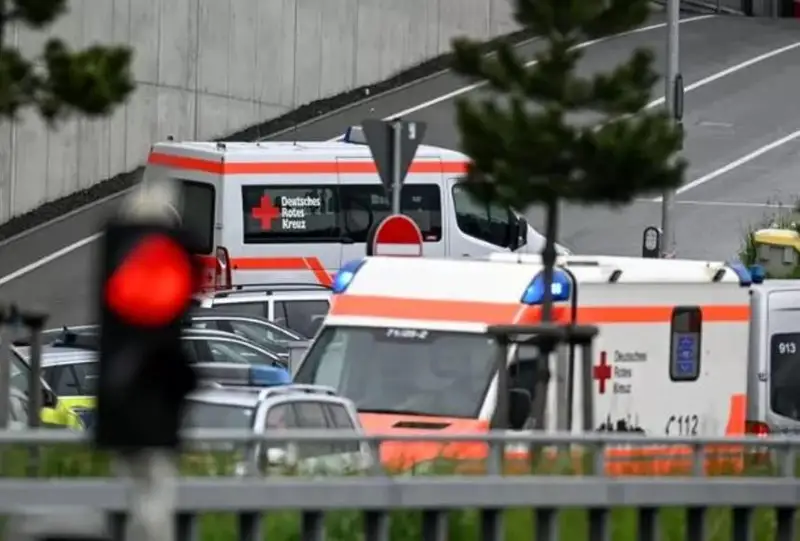 Двое погибли в результате стрельбы на территории завода Mercedes-Benz в Германии