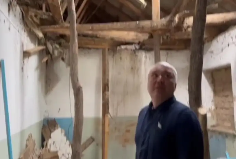 Jetisý oblysynda ákim men qyzmetkerler qulaǵaly turǵan ǵımaratta jumys isteýge májbúr