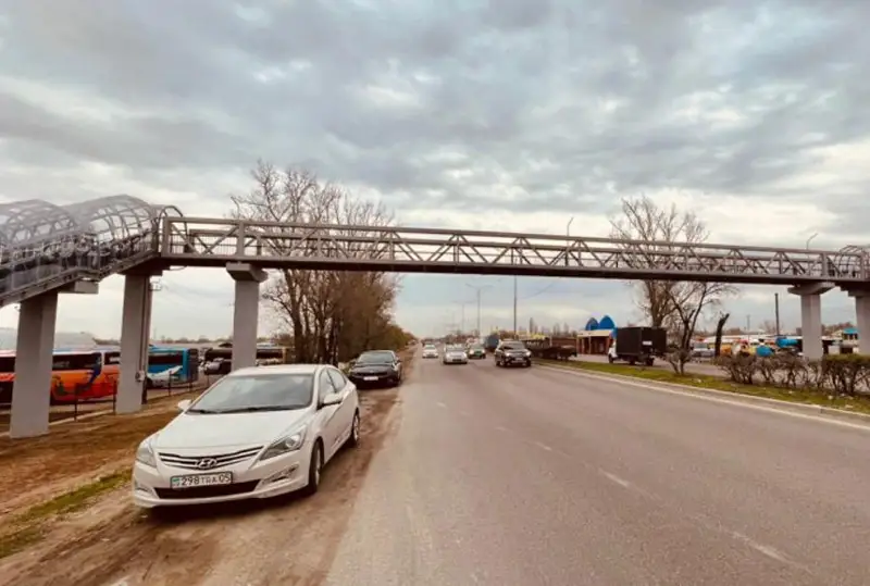 Almaty oblysynyń joldarynda jaıaý júrginshilerge arnalǵan bes jerústi ótkeli salyndy