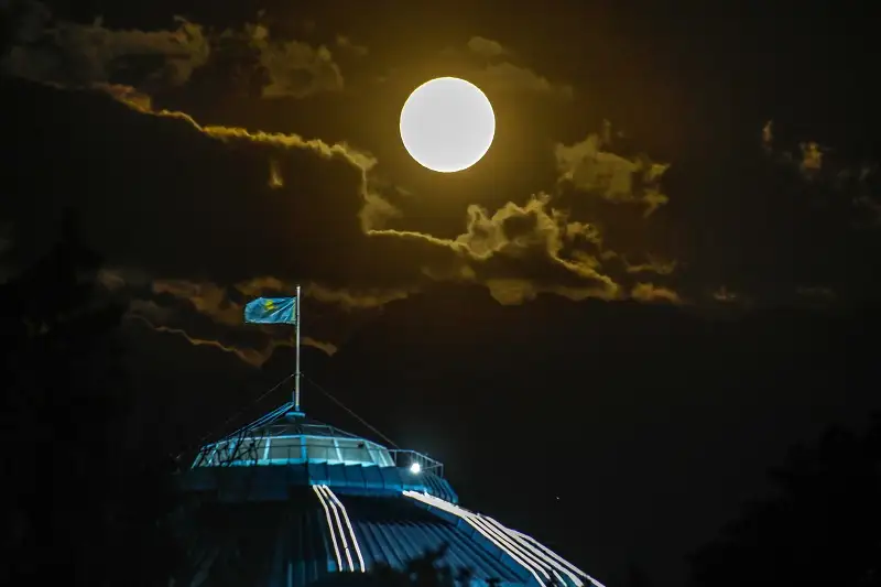 哈萨克斯坦民众目睹超级月亮奇观