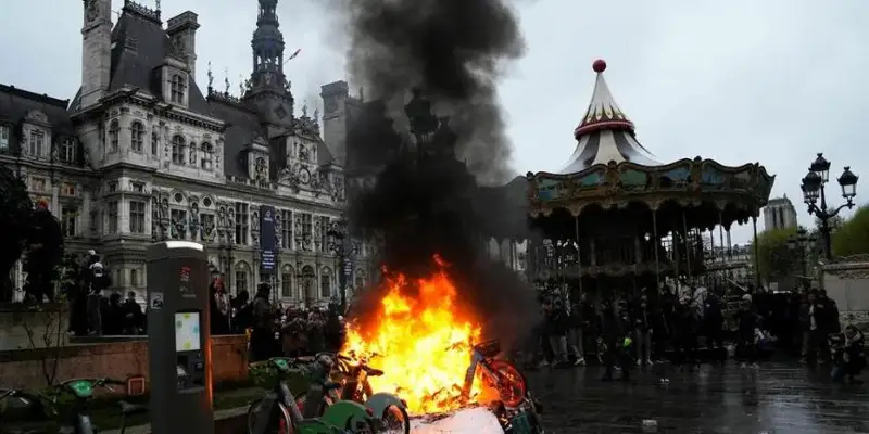 پاريج ماڭىندا پوليتسيا قارۋ قولدانعاننان كەيىن تارتىپسىزدىك ورىن الدى