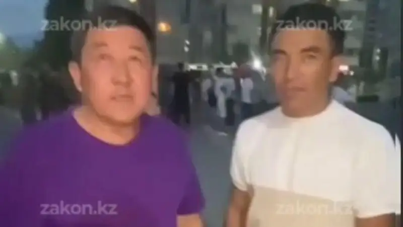 ماتراسپەن توسىپ الدىق: الماتىدا تەرەزەدەن سەكىرگەن ادامداردى كىم قۇتقارعانى بەلگىلى بولدى