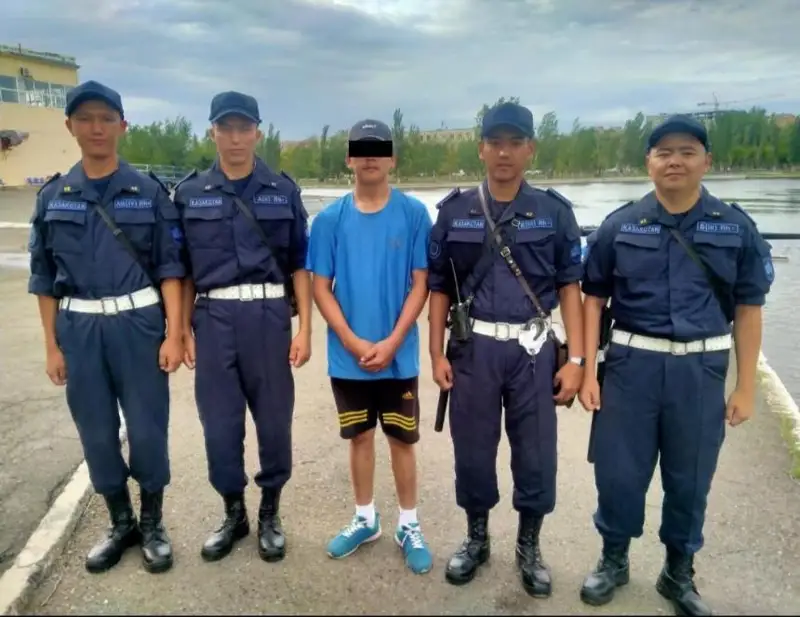 Сильный ветер перевернул каноэ с 12-летним спортсменом на гребном канале в Астане