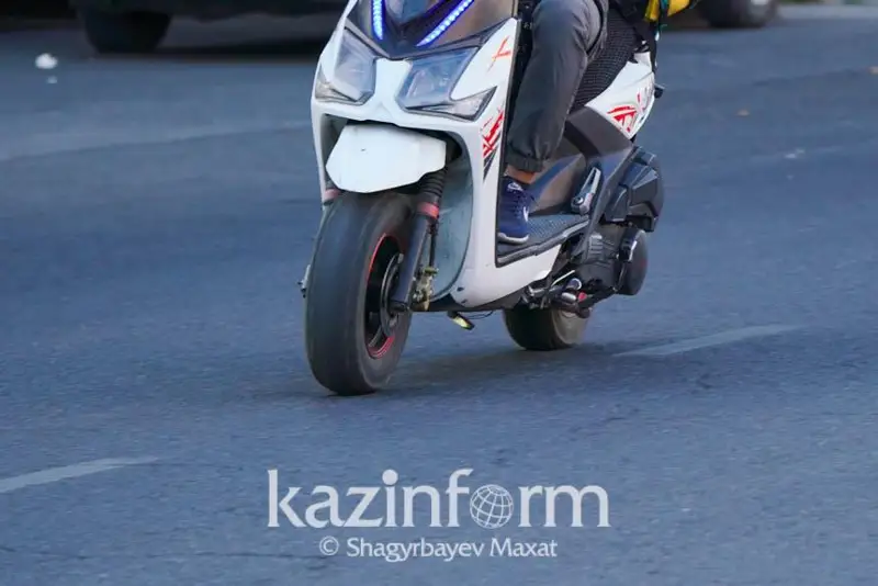 Almatyda moped mingen jasóspirim jol apatyna túsip, 10 kún komada jatty