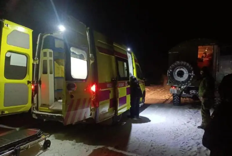 Спасатели пробились на вездеходе к больному на зимовке в ВКО