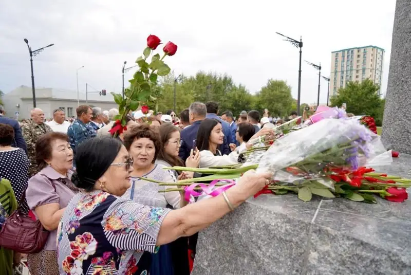 سەمەي قالاسىندا اباي ەسكەرتكىشىنە گۇل شوقتارىن قويۋ ءراسىمى ءوتتى - فوتو