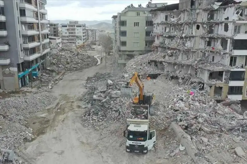 Туркияда вайрон бўлган турар-жой бинолари бўйича ҳибсга олинганлар сони 269 нафарга етди