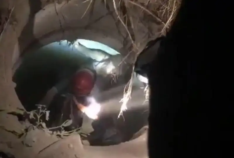 وسكەمەندە كارىز قۇدىعىنا قۇلاپ كەتكەن ايەل قۇتقارىلدى