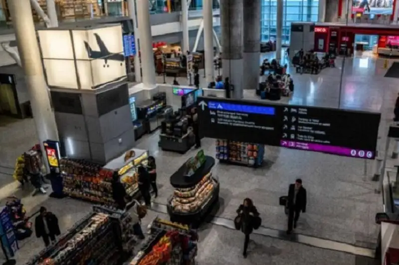 Контейнер с золотом на 20 млн канадских долларов украли в аэропорту Торонто