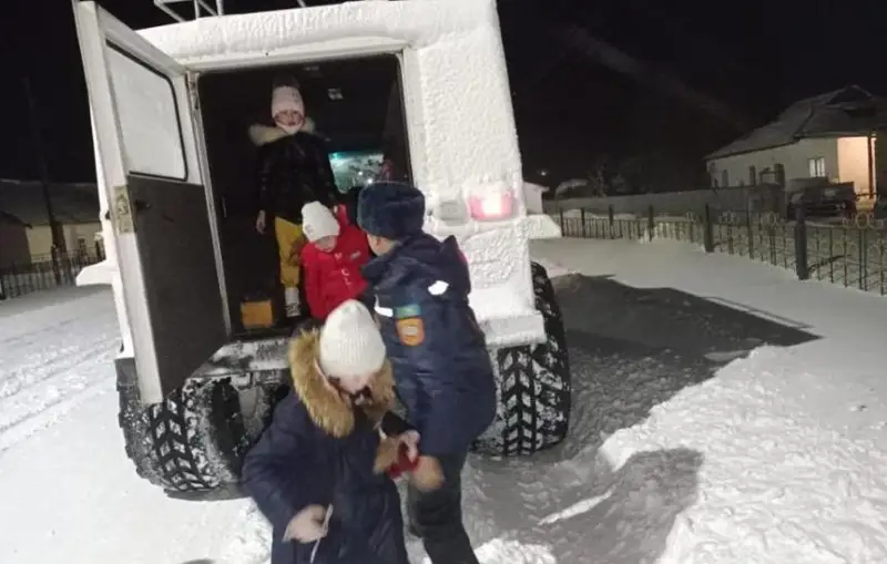 Более ста человек эвакуировали с трасс в Карагандинской области