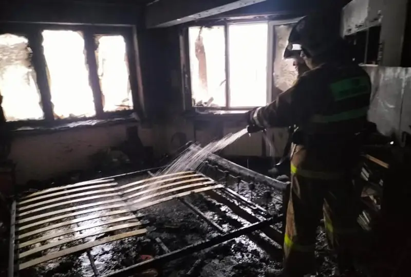 Огнеборцы Усть-Каменогорска эвакуировали 15 жителей при пожаре в пятиэтажке