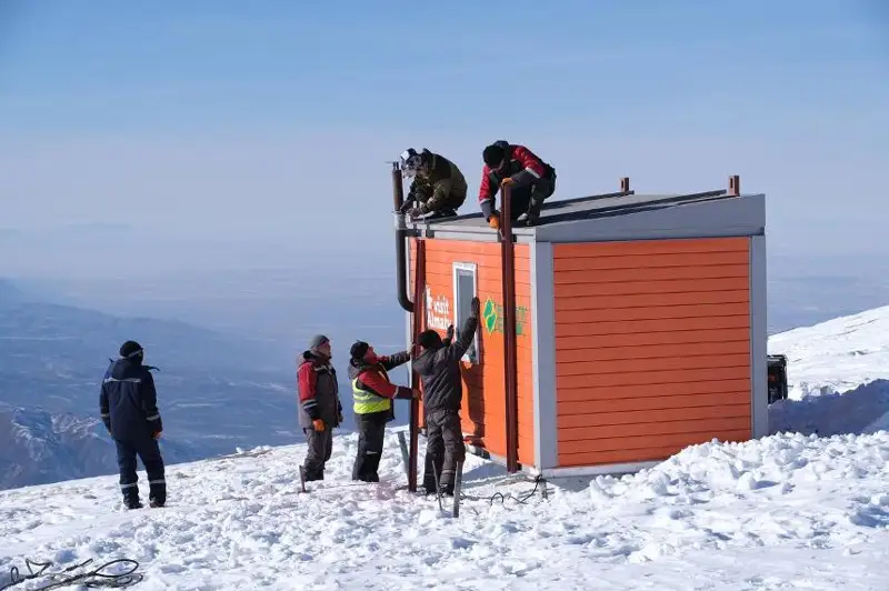 Almaty taýlarynda adasqan týrıster úshin taǵy 3 úıshik ornatyldy