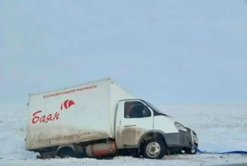 Грузовик с конфетами слетел в кювет в СКО