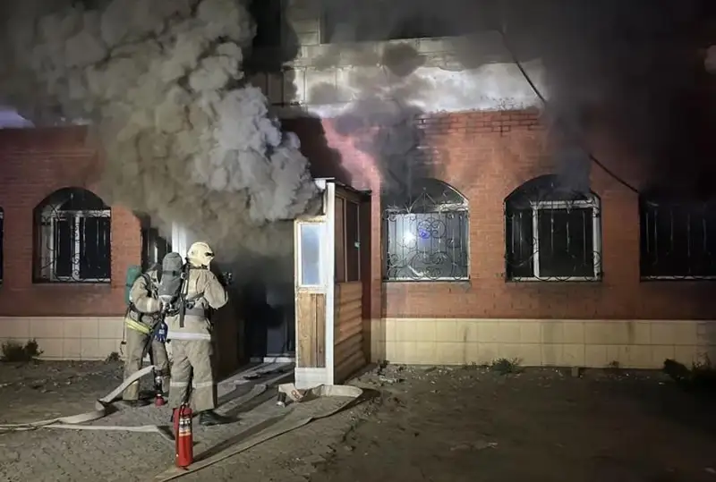 Газовые и кислородные баллоны вынесли из горящего кафе пожарные в Семее