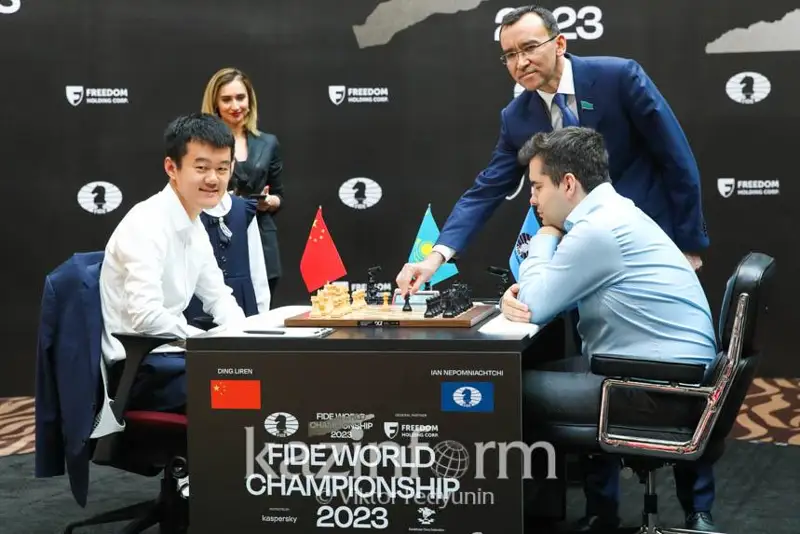 Маулен Ашимбаев принял участие в завершающей партии за звание чемпиона мира по шахматам