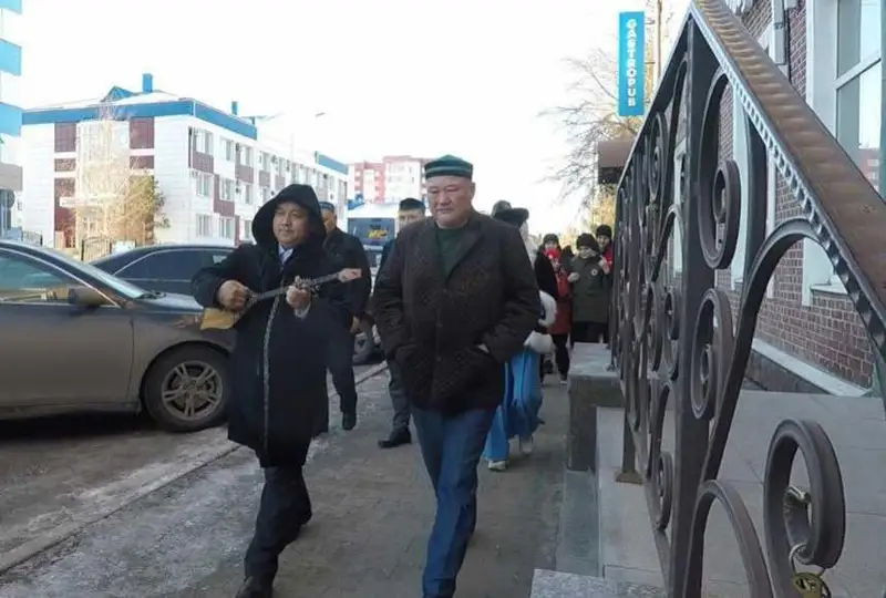 پەتروپاۆلدا يمام باستاعان حالىق جاراپازان ايتىپ، كوشە ارالادى - ۆيدەو