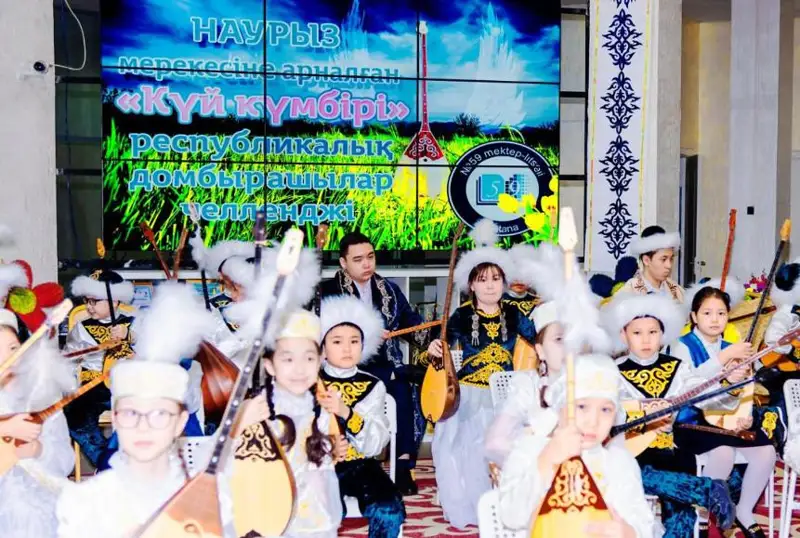 Более 3000 домбристов одновременно исполнили кюй в школах и колледжах Астаны